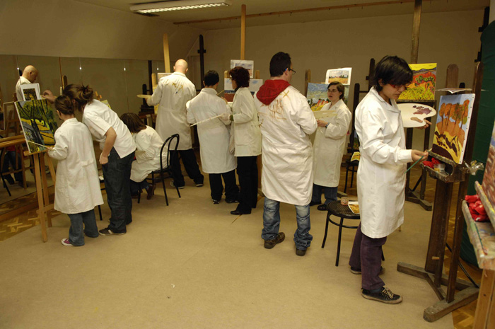 Foto de los participantes en el taller pintando los cuadros que se expondrán en Junio.